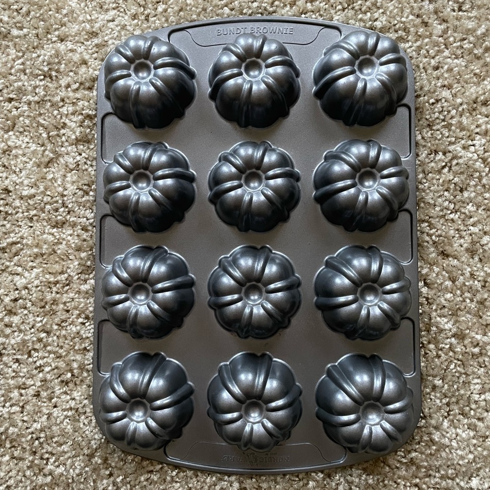 Nordic Ware Mini Bundt Cake Pan Cast Aluminum 12 Cupcake